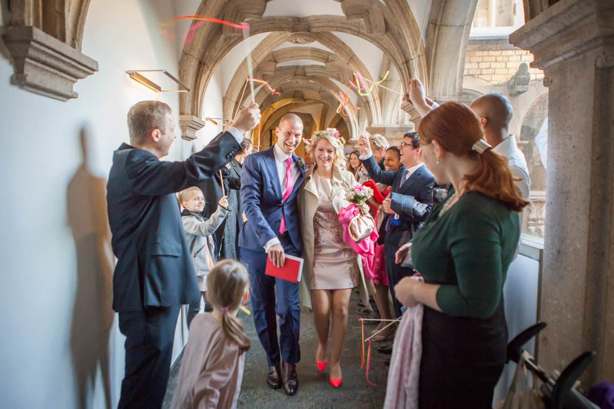 Hochzeitsfotos im kölner standesamt - Hochzeitsfotograf köln - Auszug